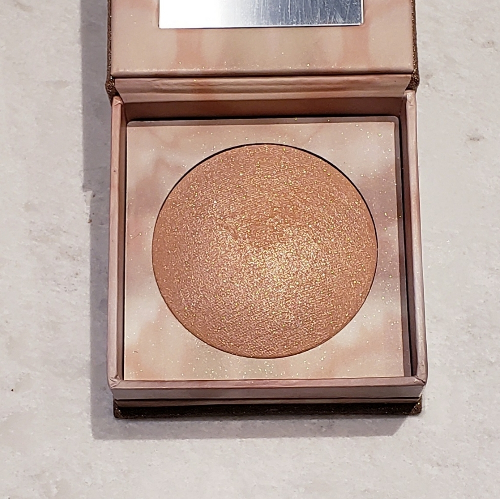 Urban Decay Naked illuminated Shimmering Powder for Face and Body "Aura"